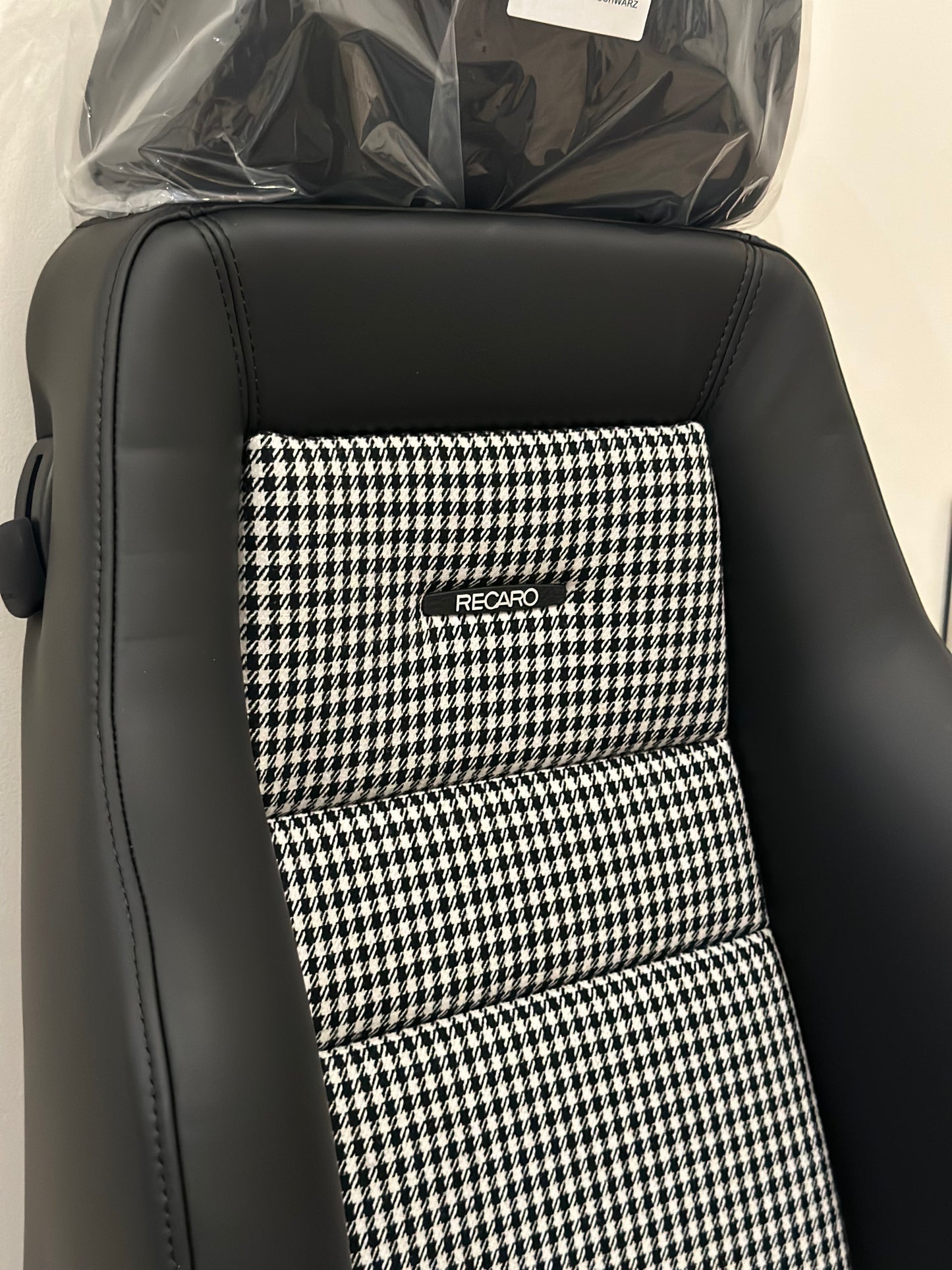 Recaro Classic LS - Black Leather / Pepita