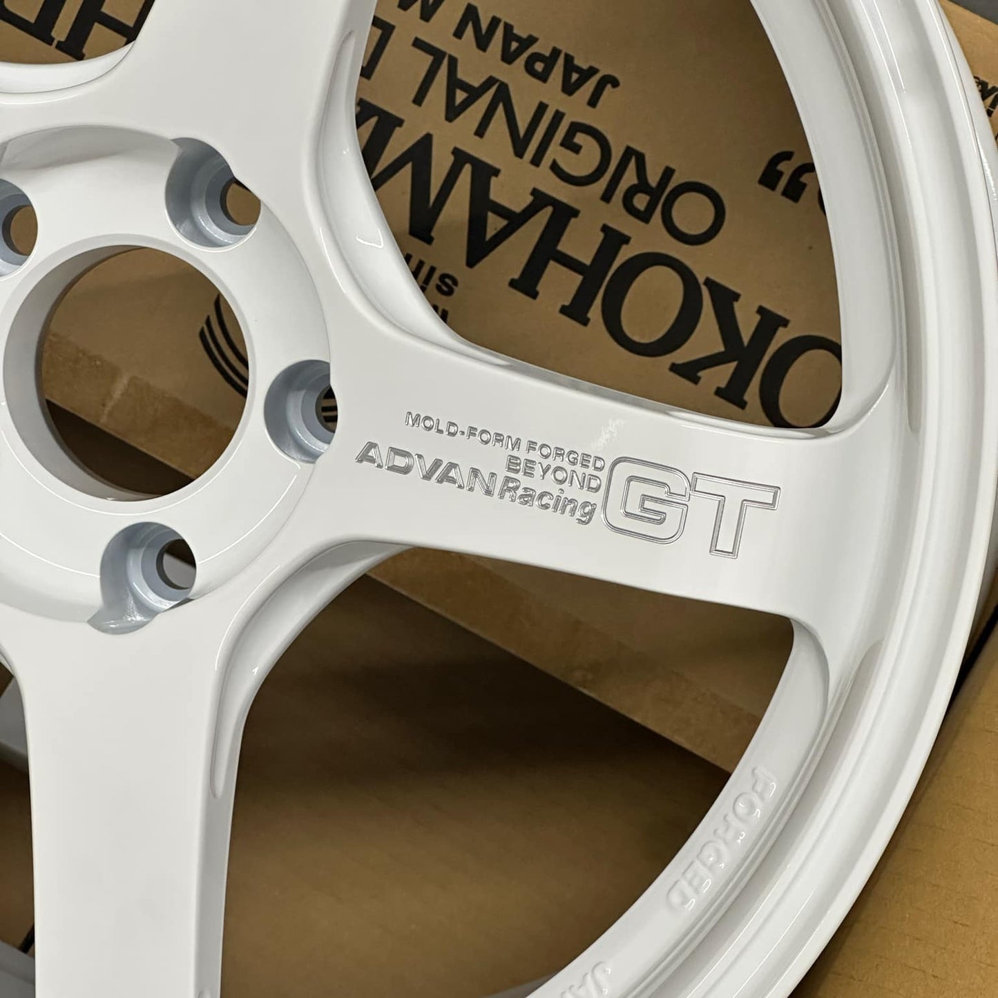 Advan GT Beyond 18x9.5 +12 5x114.3 Racing White (SET)