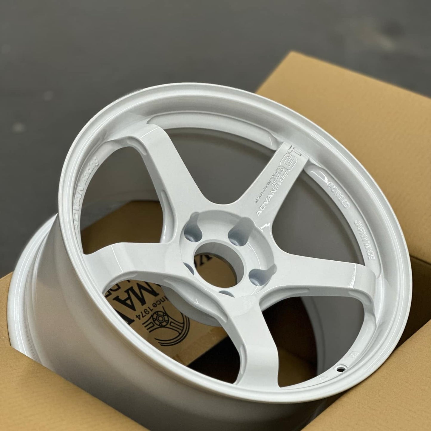 Advan GT Beyond 18X9 +38 5-114.3 Racing White Wheel-WheelFlip
