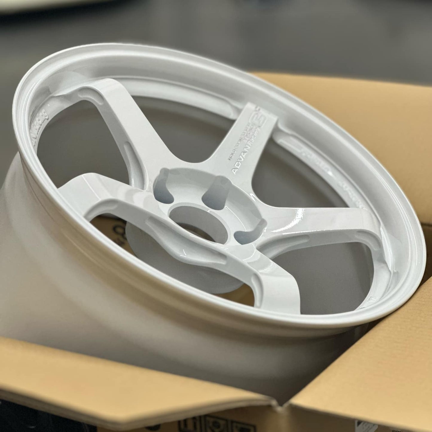 Advan GT Beyond 18x9.5 +12 5x114.3 Racing White (SET)
