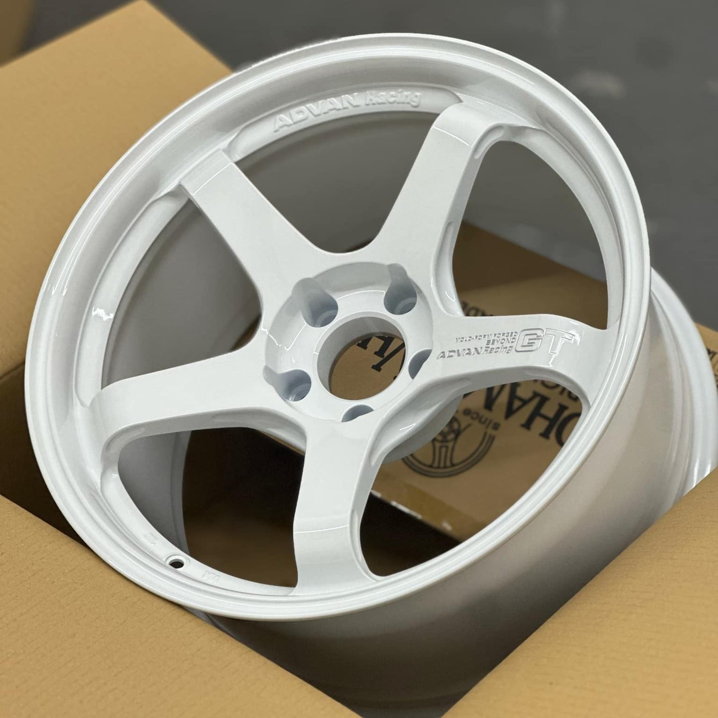 Advan GT Beyond 18x9.5 +12 5x114.3 Racing White (SET)