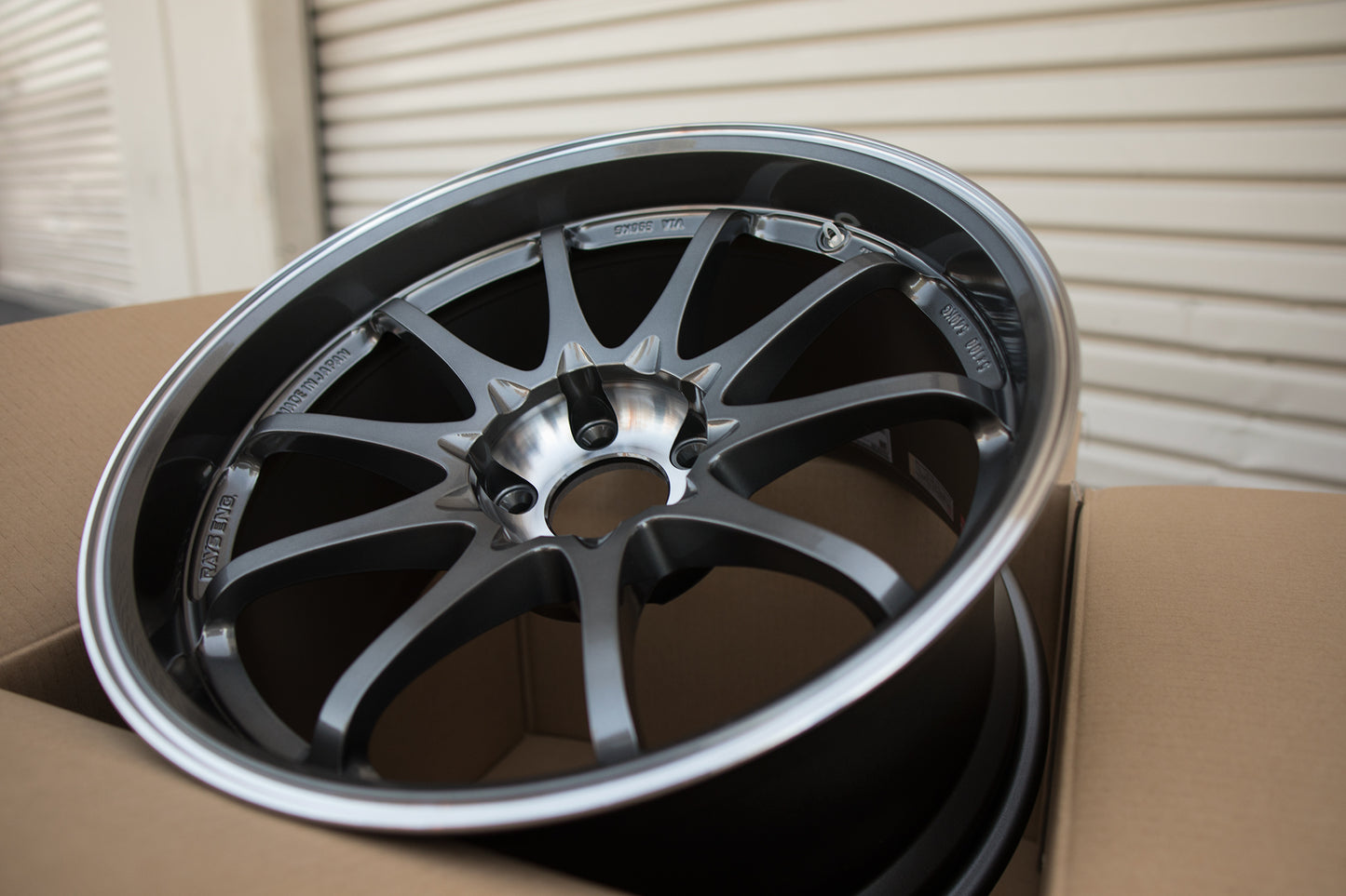 Volk Racing CE28SL 18x10.5 +22 5x114.3 Pressed Graphite (SET)