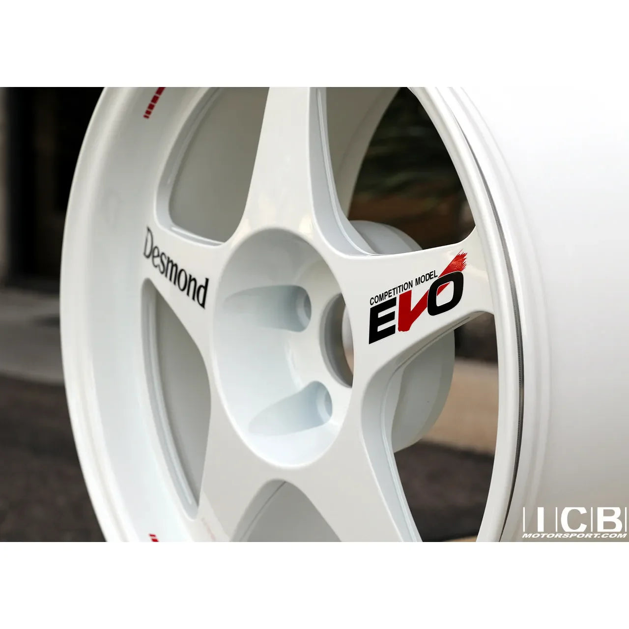 Desmond Regamaster EVO II 17x9.5 +50 5x114.3 Gloss White (SET)