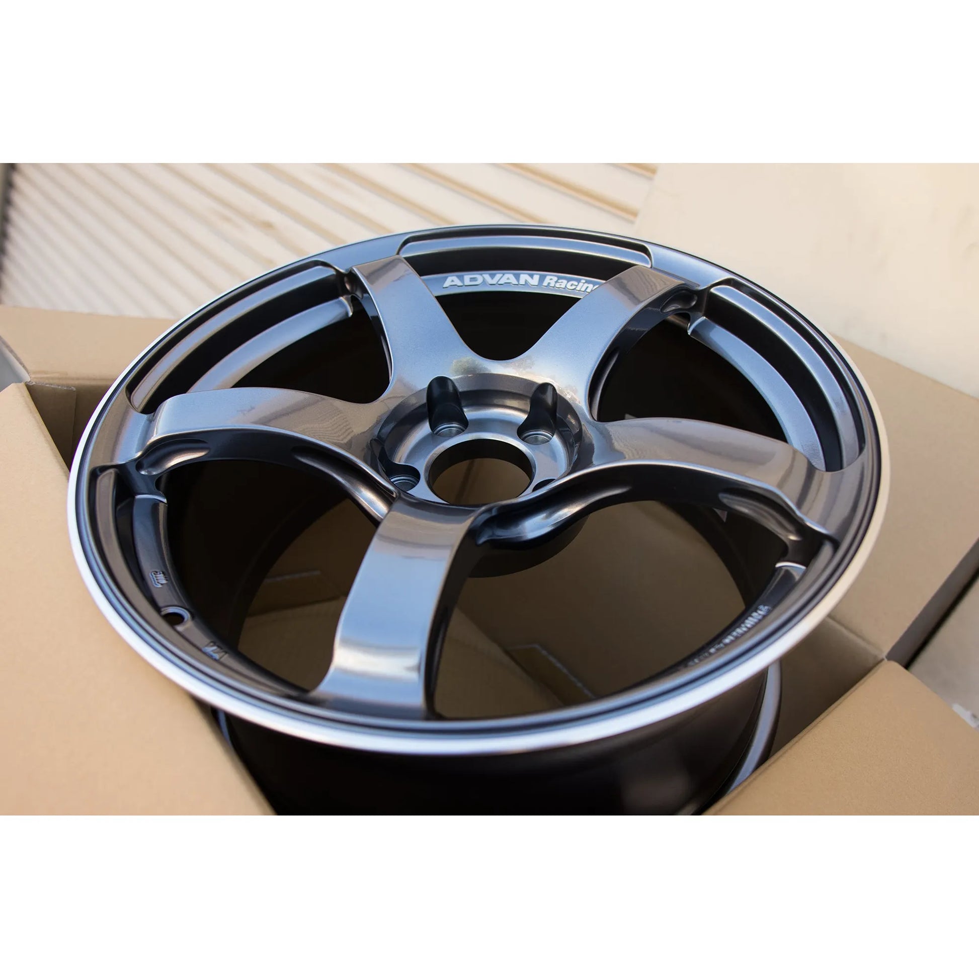Advan TC4 18x9.5 +35 5x114.3 Racing Gunmetallic & Ring (SET)