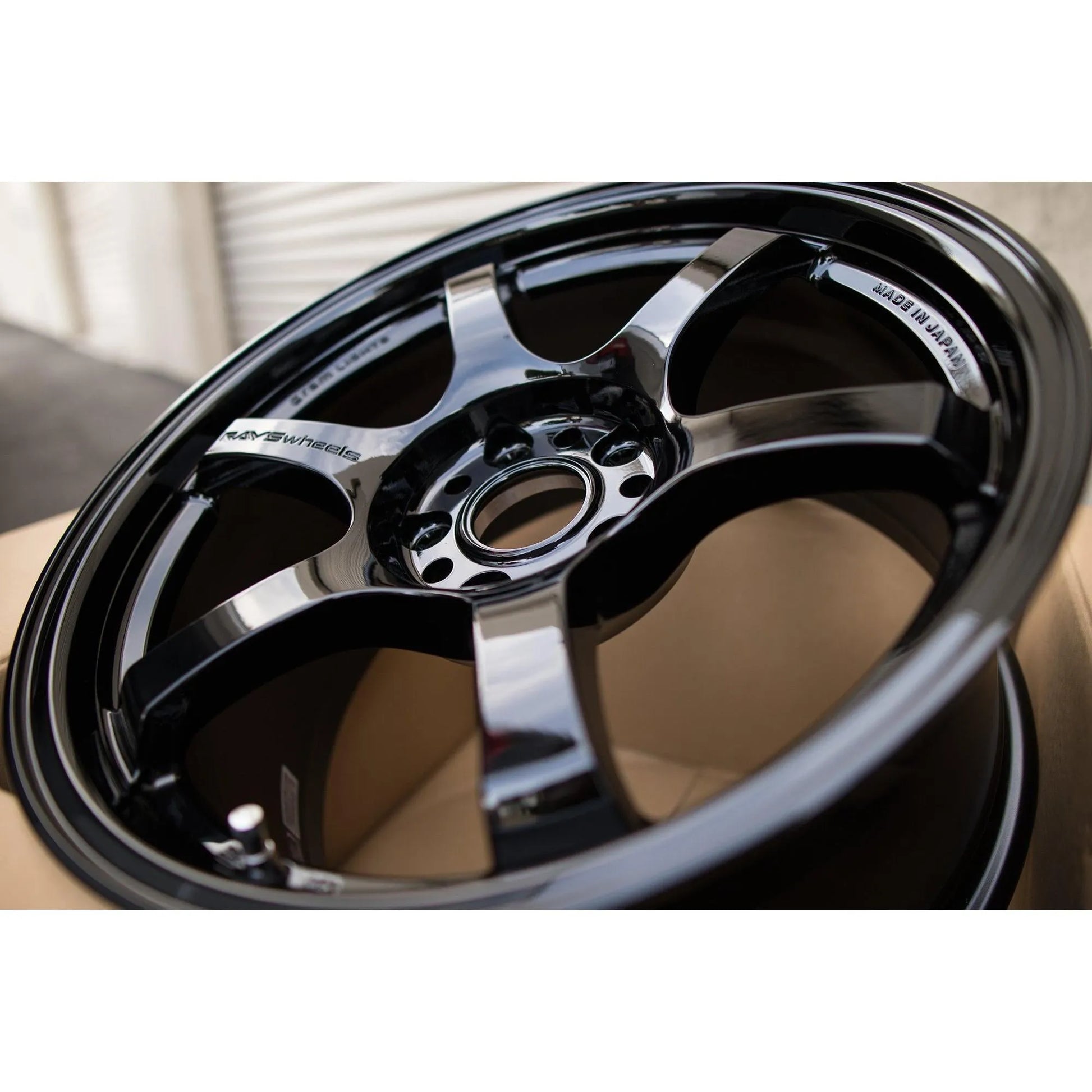 Gram Lights 57DR 18x10.5 +22 5x114.3 Glossy Black (SET)
