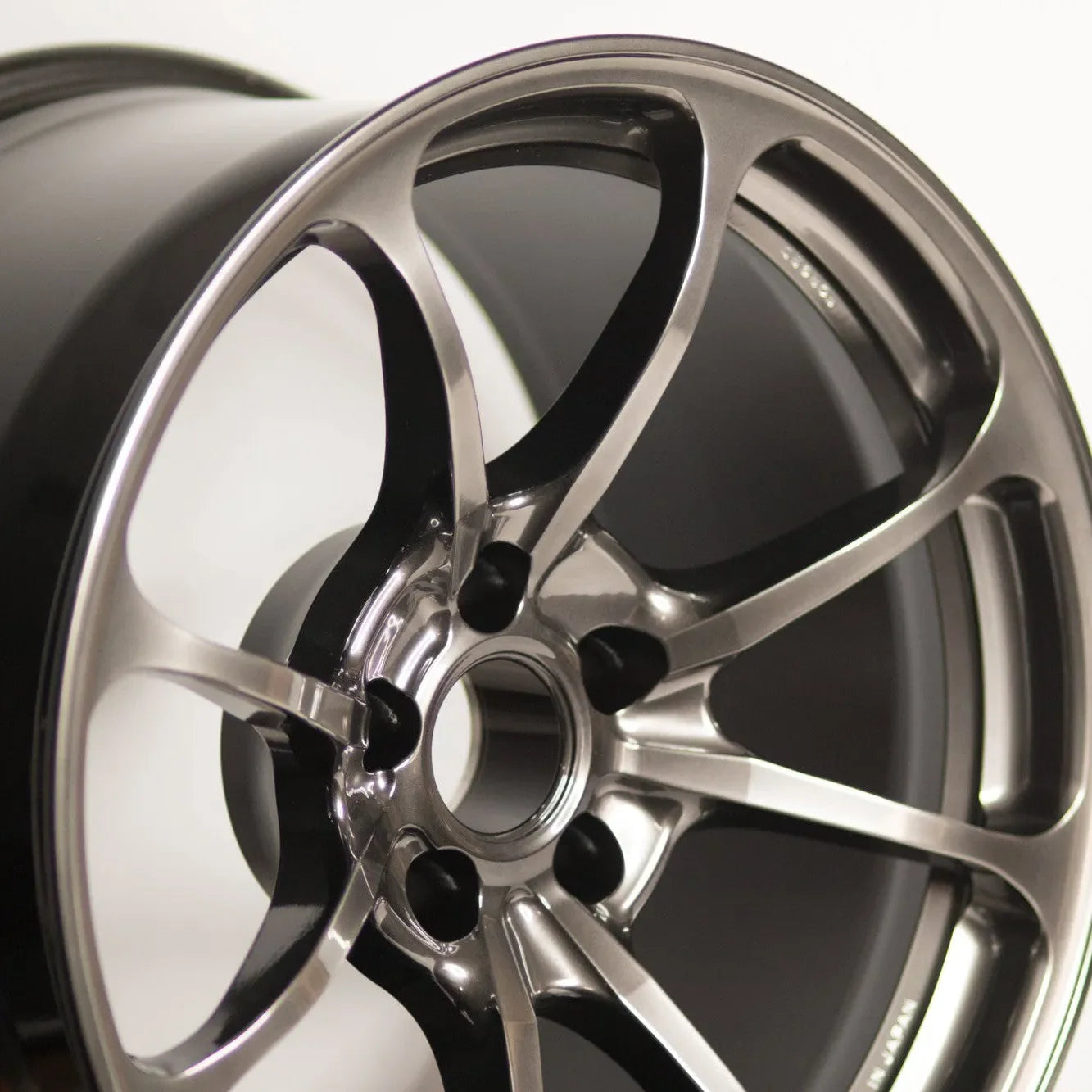 Volk Racing NE24 18x10.5 +15 5x114.3 Shining Black Metal (SET)