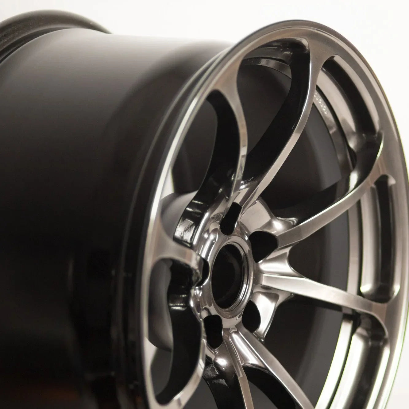 Volk Racing NE24 18x10.5 +15 5x114.3 Shining Black Metal (SET)