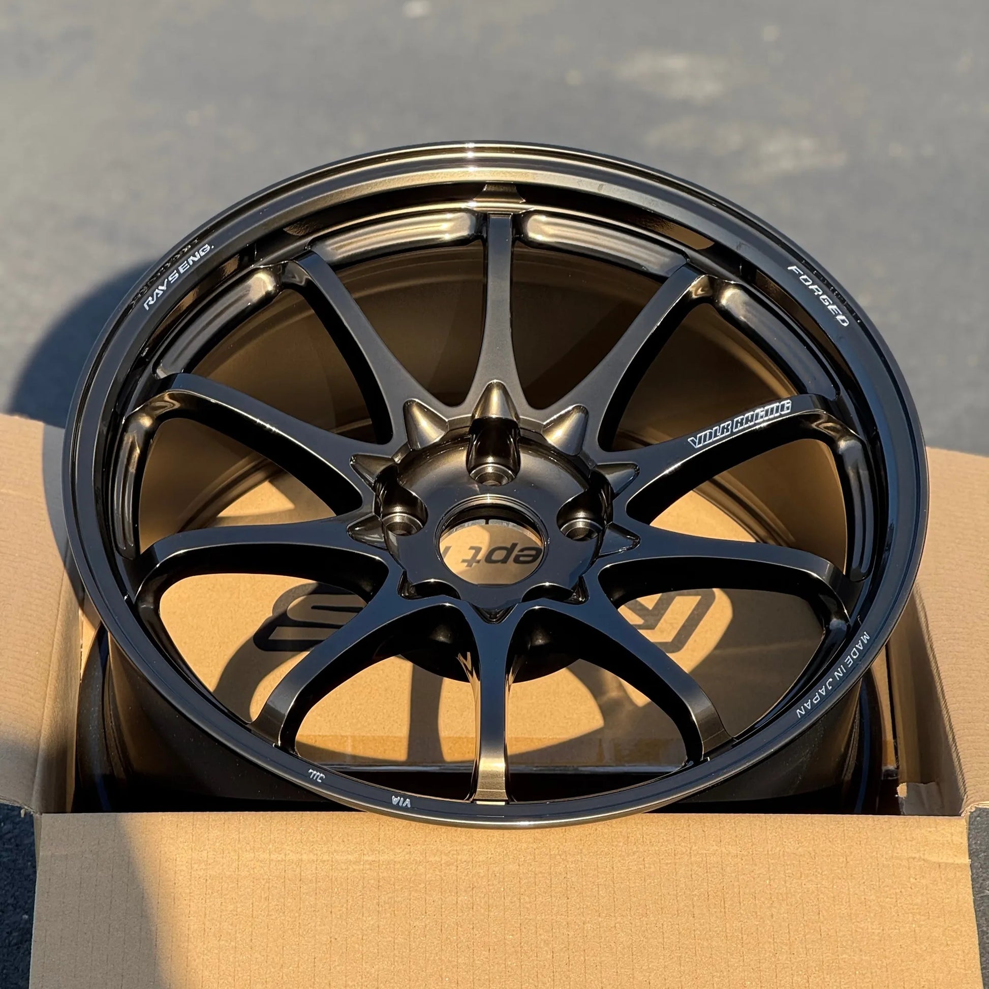 Volk Racing CE28N-Plus 18x9.5 +22 5x114.3 Shining Bronze Metal (SET)