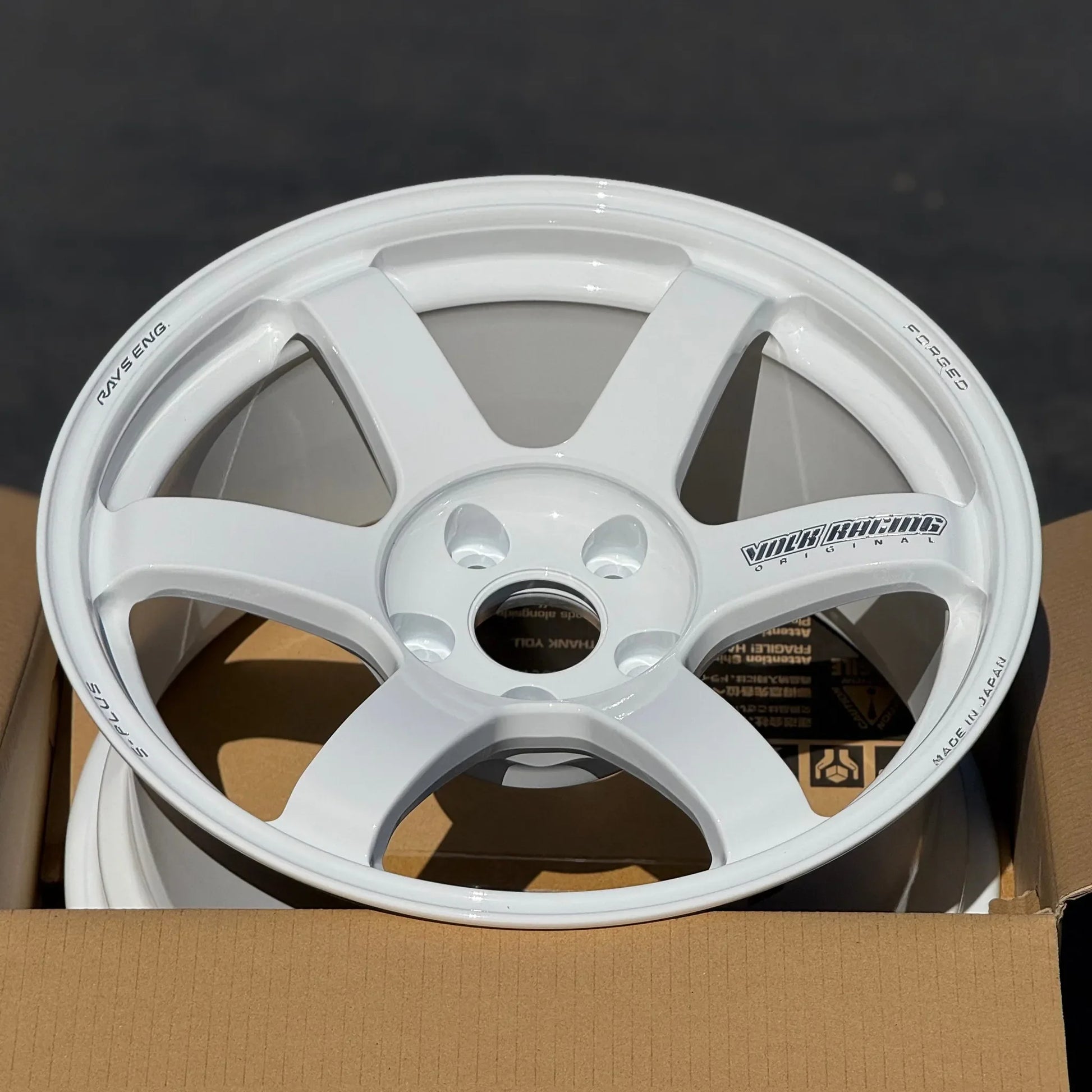Volk Racing TE37 Saga S-Plus 17x9 +22 5x114.3 Dash White (SET)