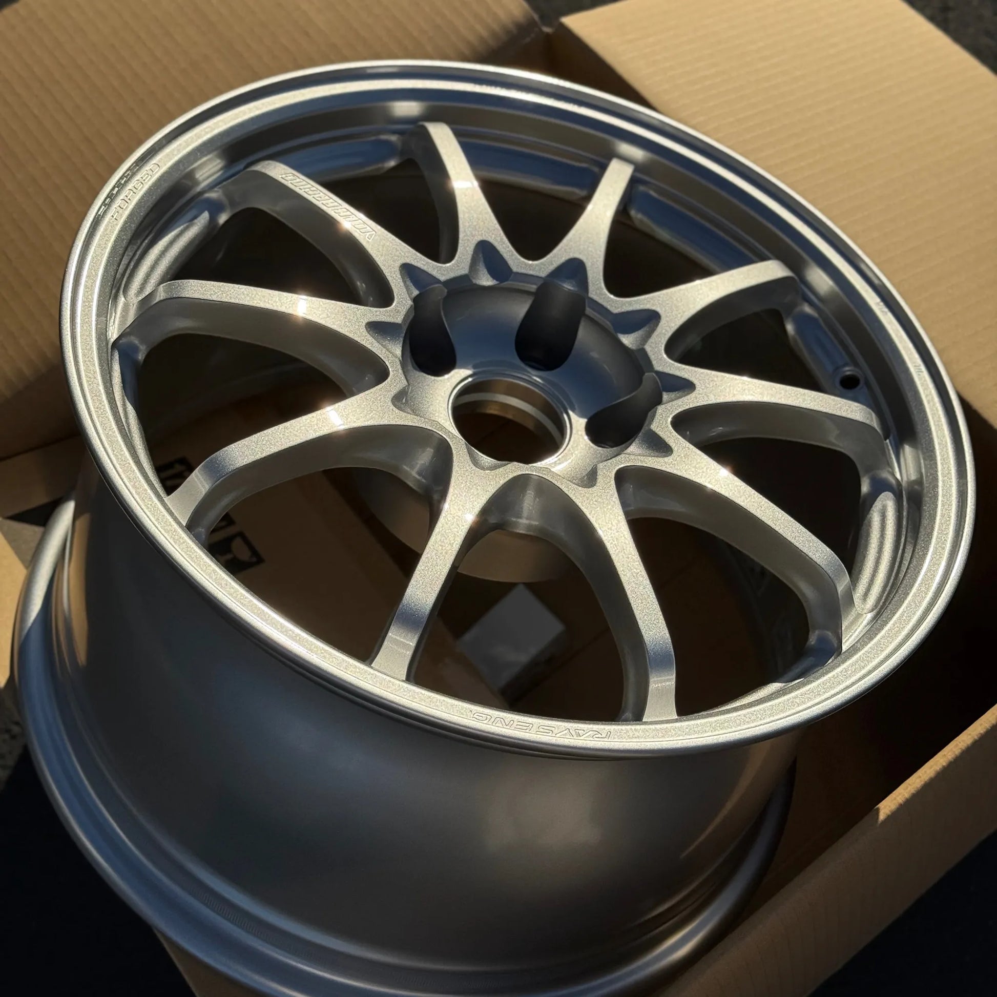 Volk CE28N-Plus 17x9.5 +40 5x114.3 Diamond Silver – WheelFlip