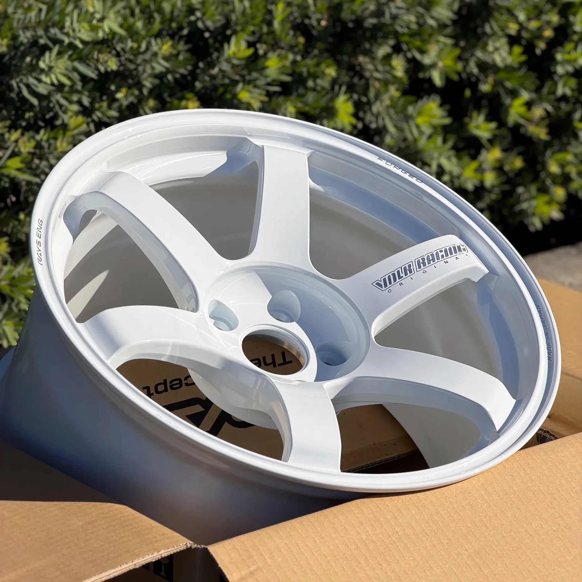 Volk Racing TE37 Saga S-Plus 18x9.5 +22 5x114.3 Dash White (SET)