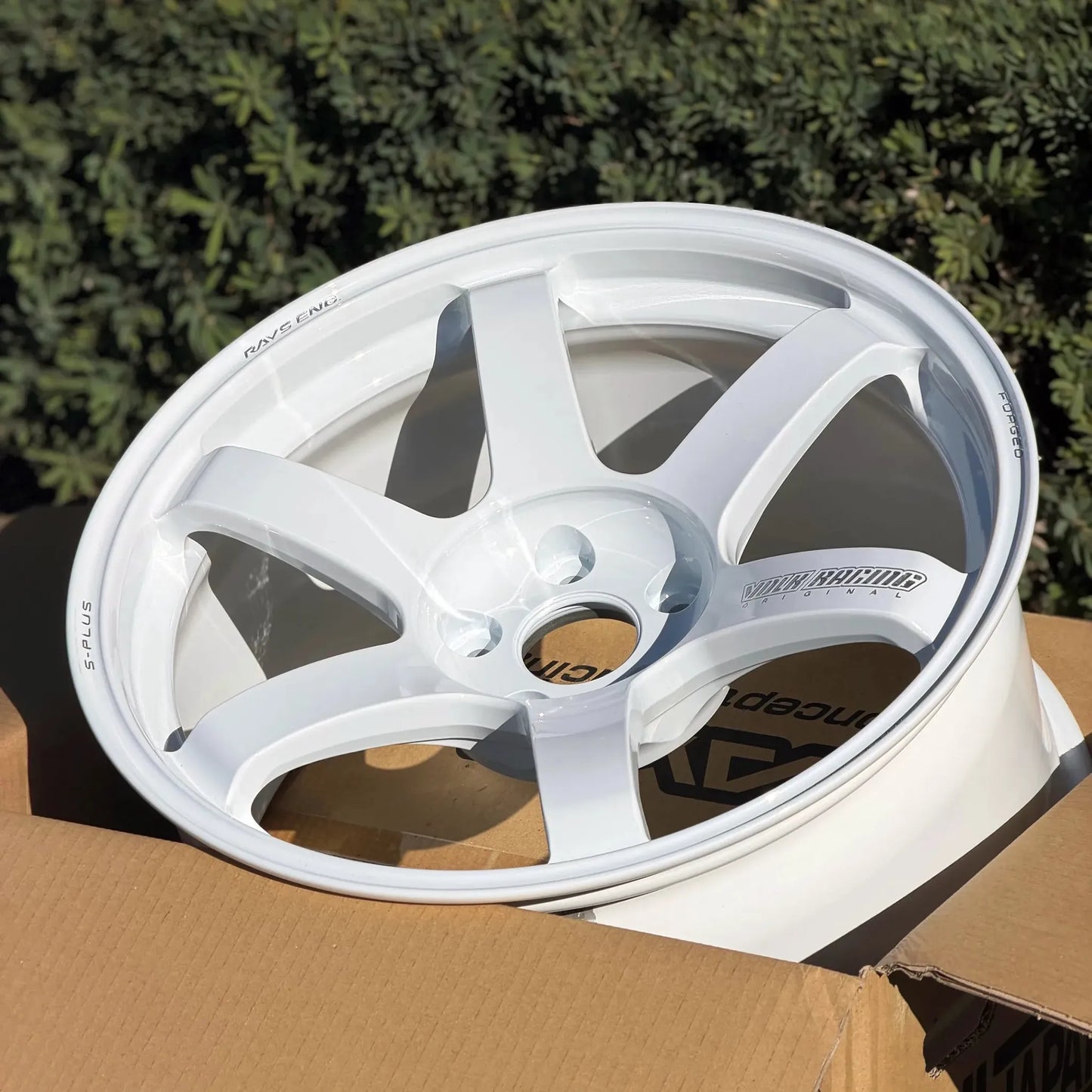 Volk Racing TE37 Saga S-Plus 18x9.5 +22 5x114.3 Dash White (SET)