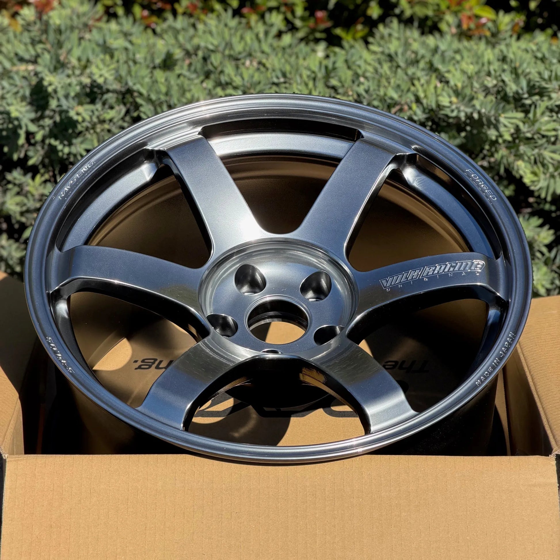 Volk Racing TE37 Saga S-Plus 18x10.5 +15 5x114.3 Shining Light Metal (SET)