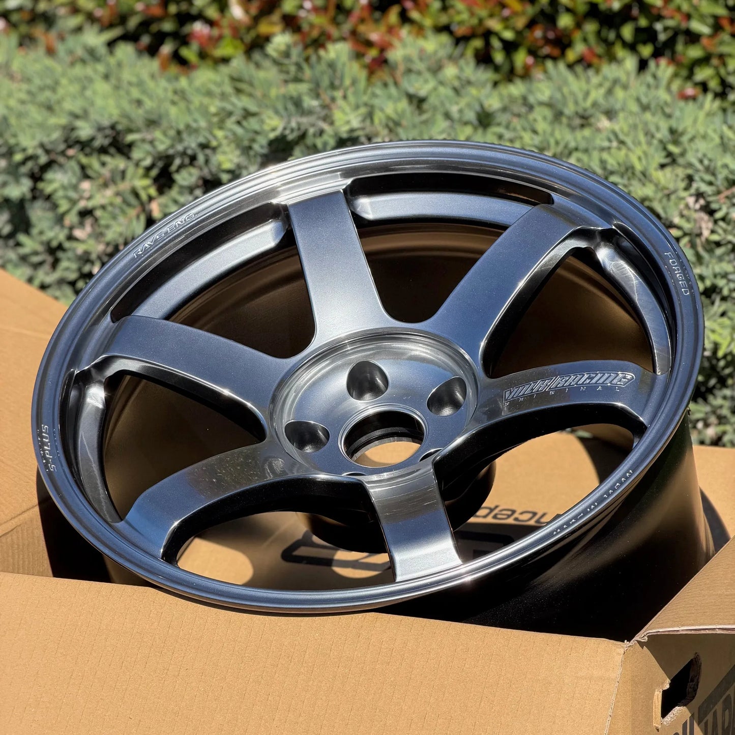 Volk Racing TE37 Saga S-Plus 18x10.5 +15 5x114.3 Shining Light Metal (SET)