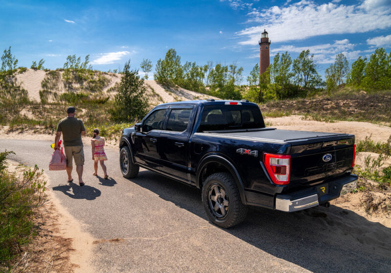 Roll-N-Lock M-Series Retractable Tonneau Cover | Silverado/Sierra 99-07 (LG206M)