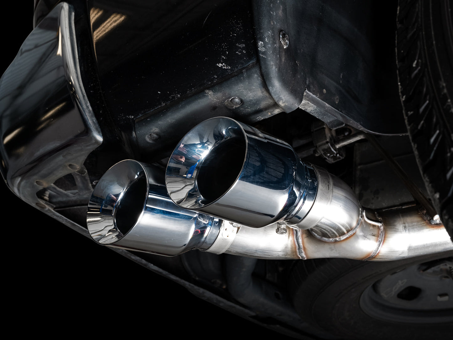 AWE Tuning 0FG Single Side Exit Catback Exhaust for 4th Gen RAM 1500 5.7L (without bumper cutouts) - Dual Chrome Tips (?3015-32304)