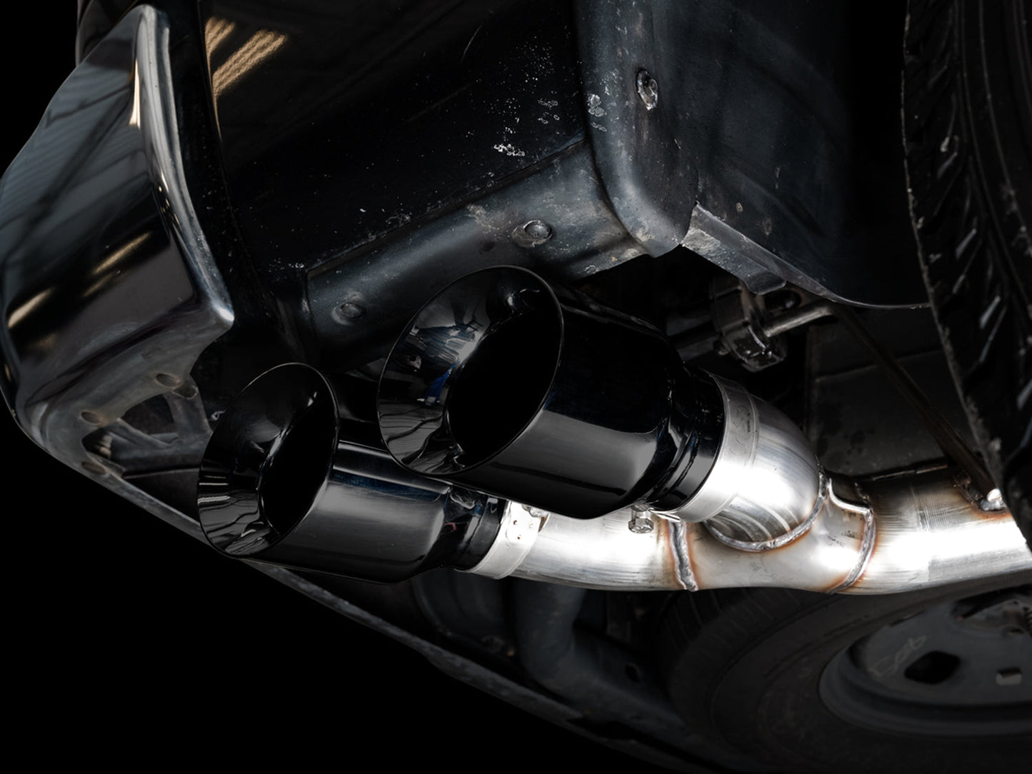 AWE Tuning 0FG Single Side Exit Catback Exhaust for 4th Gen RAM 1500 5.7L (without bumper cutouts) - Dual Diamond BlackTips (3015-33309)