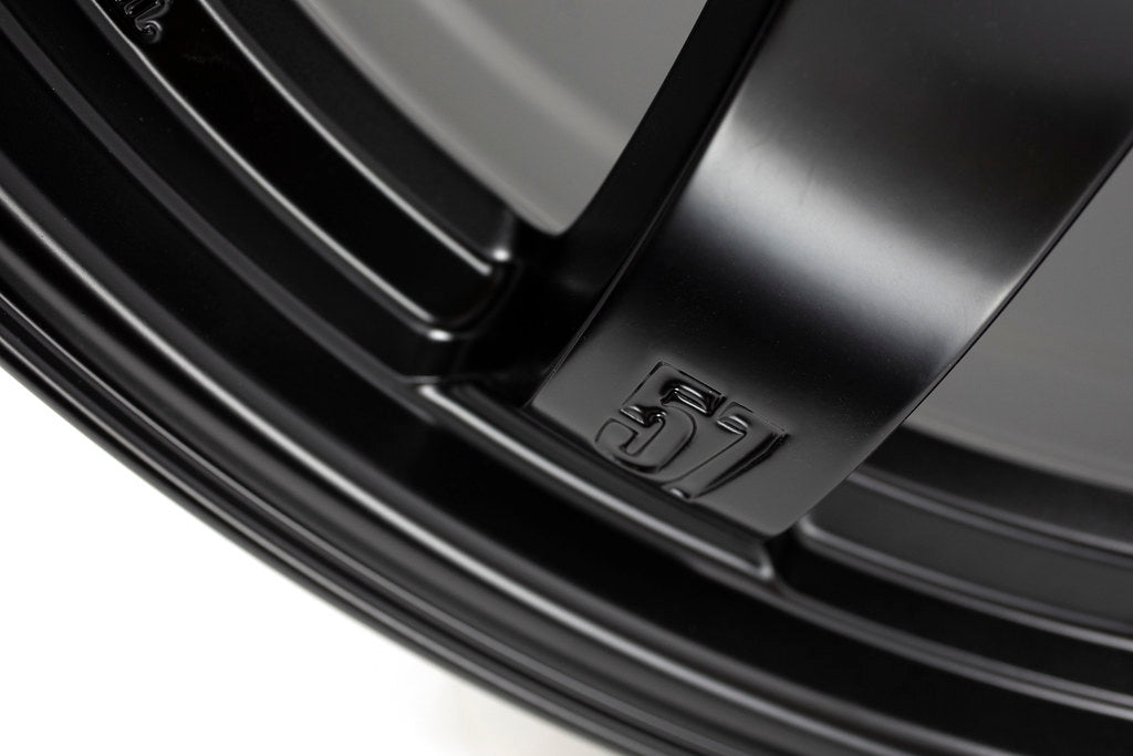 Gram Lights 57DR-X 18x9 +0 6x139.7 Semi Gloss Black