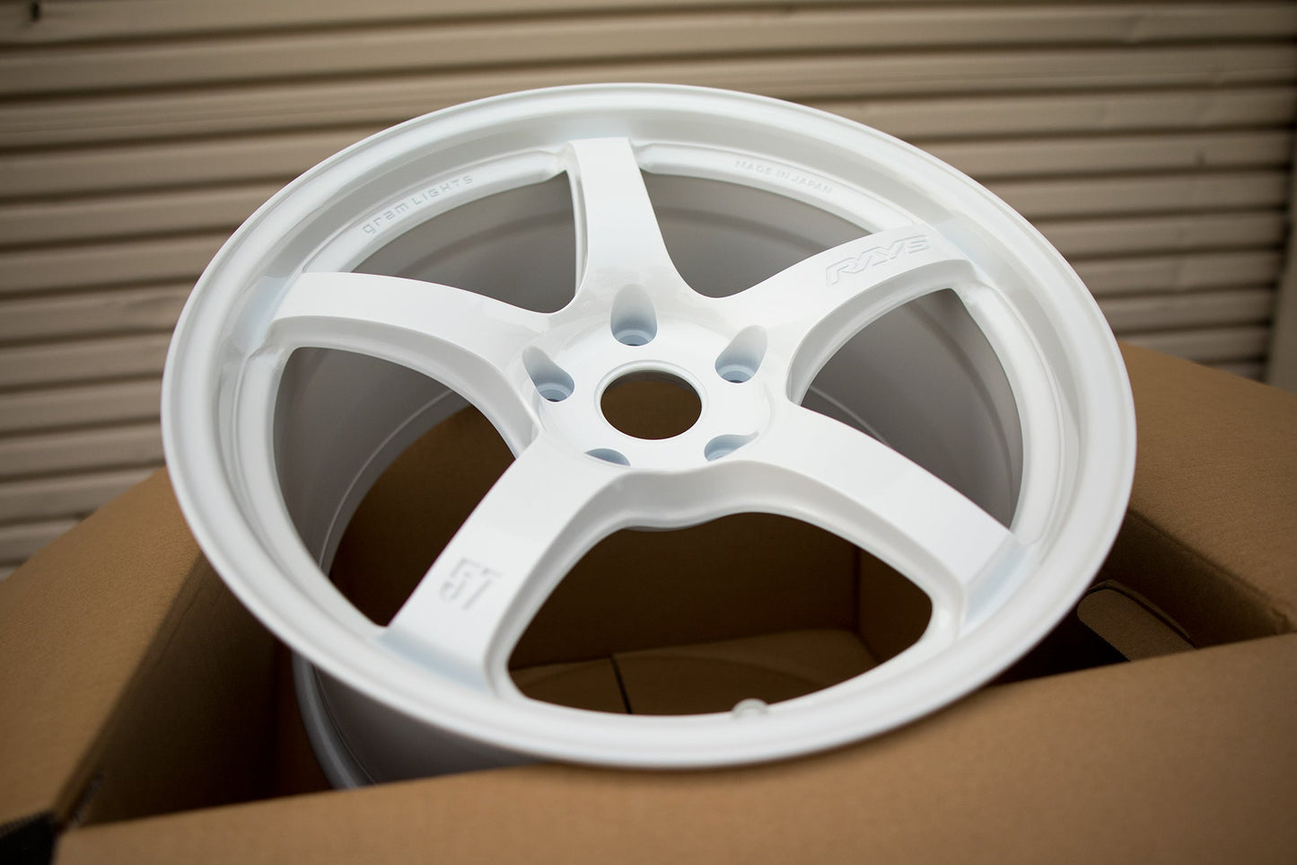 Gram Lights 57CR 18x9.5 +38 5x120 Ceramic White Pearl
