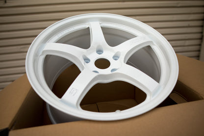 Gram Lights 57CR 18x9.5 +38 5x120 Ceramic White Pearl