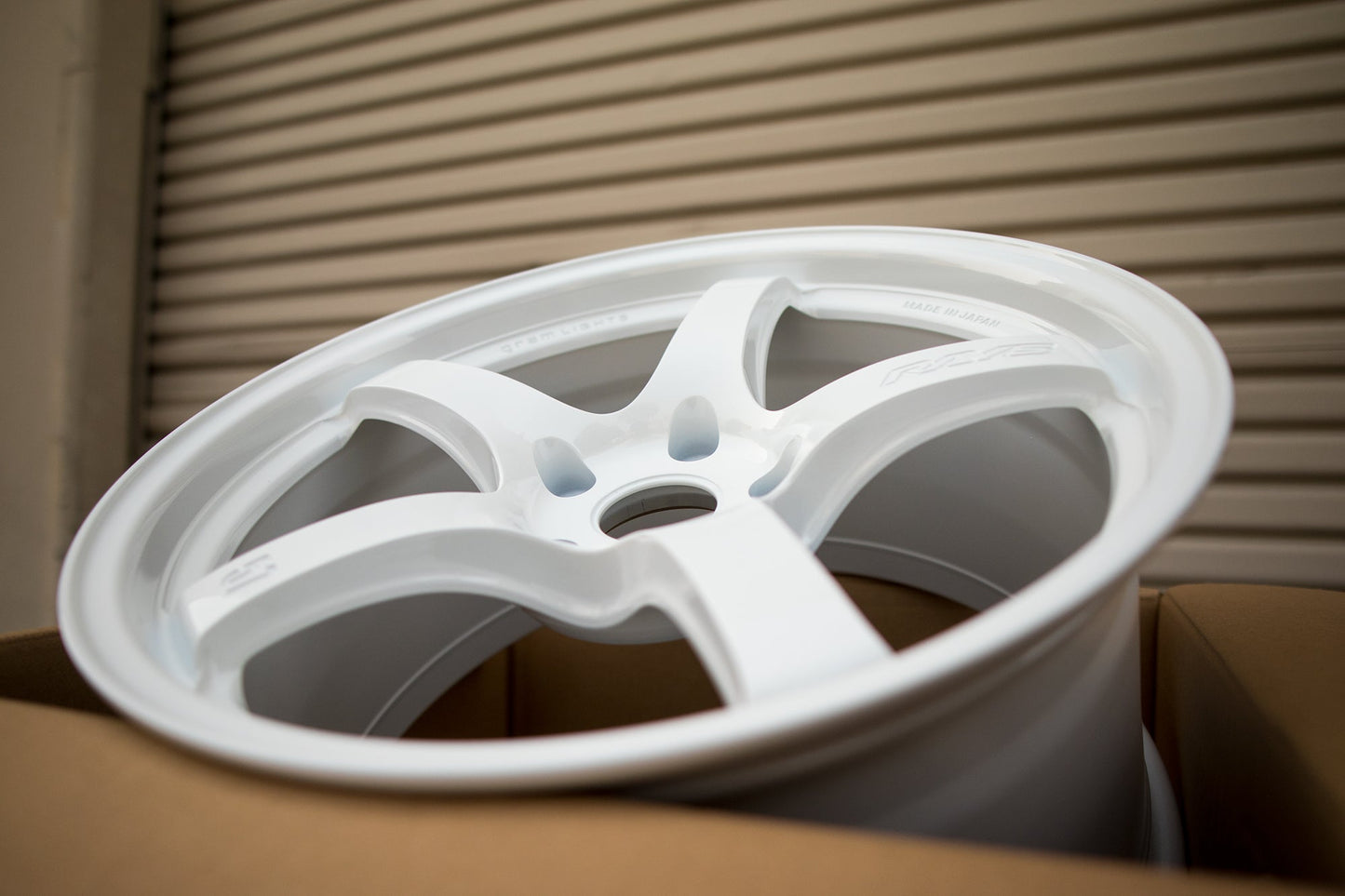 Gram Lights 57CR 18x9.5 +38 5x120 Ceramic White Pearl