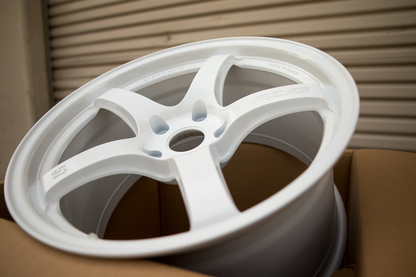 Gram Lights 57CR 18x9.5 +38 5x120 Ceramic White Pearl
