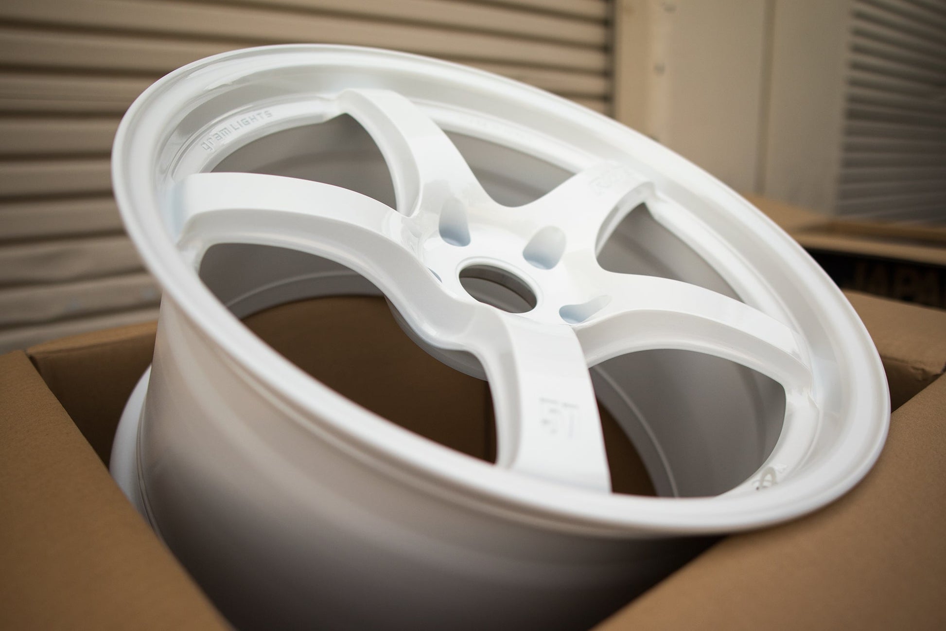 Gram Lights 57CR 18x9.5 +38 5x120 Ceramic White Pearl