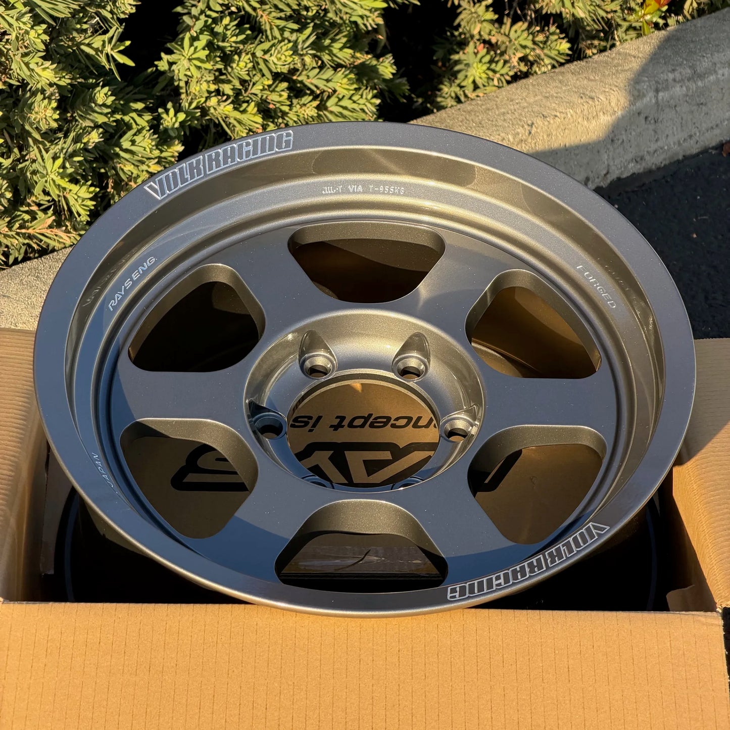 Volk Racing TE37XT M-Spec 17x8.5 +15 6x139.7 Gunmetal (SET)