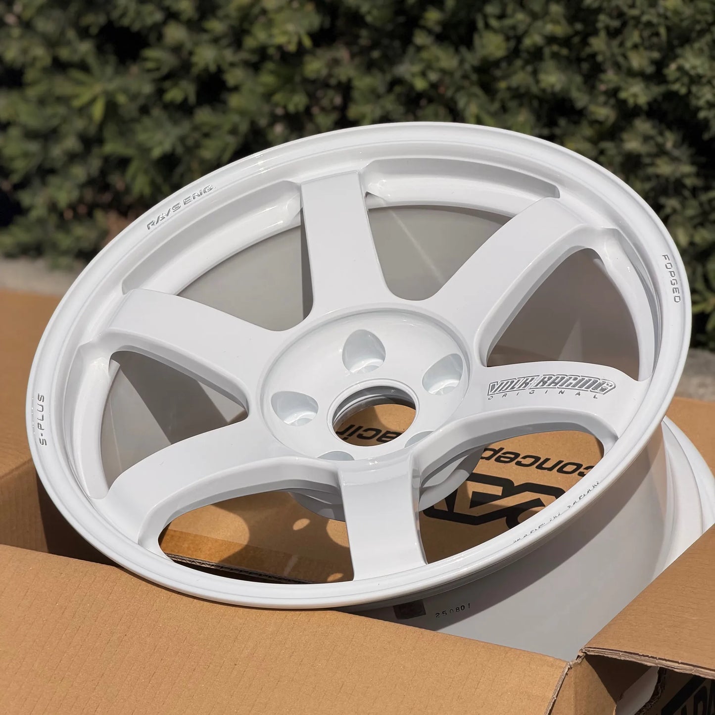 Volk Racing TE37 Saga S-Plus 17x9 +22 5x114.3 Dash White (SET)