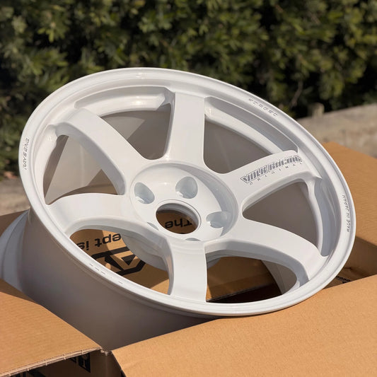 Volk Racing TE37 Saga S-Plus 17x9 +22 5x114.3 Dash White (SET)