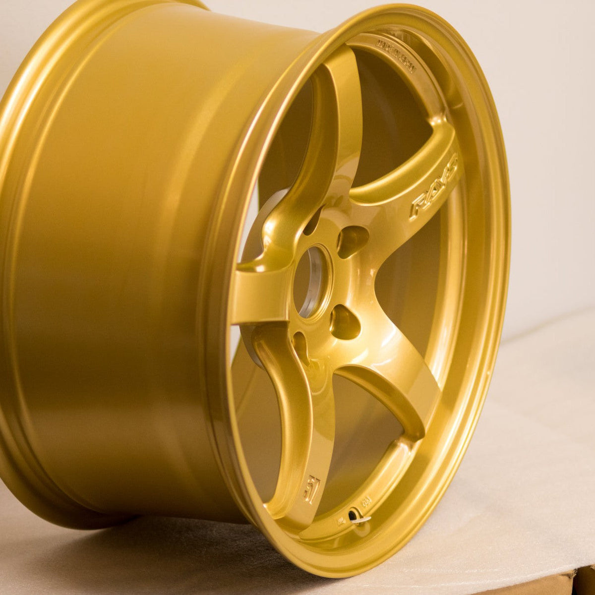Gram Lights 57CR 17x9 +38 5x114.3 E8 Gold