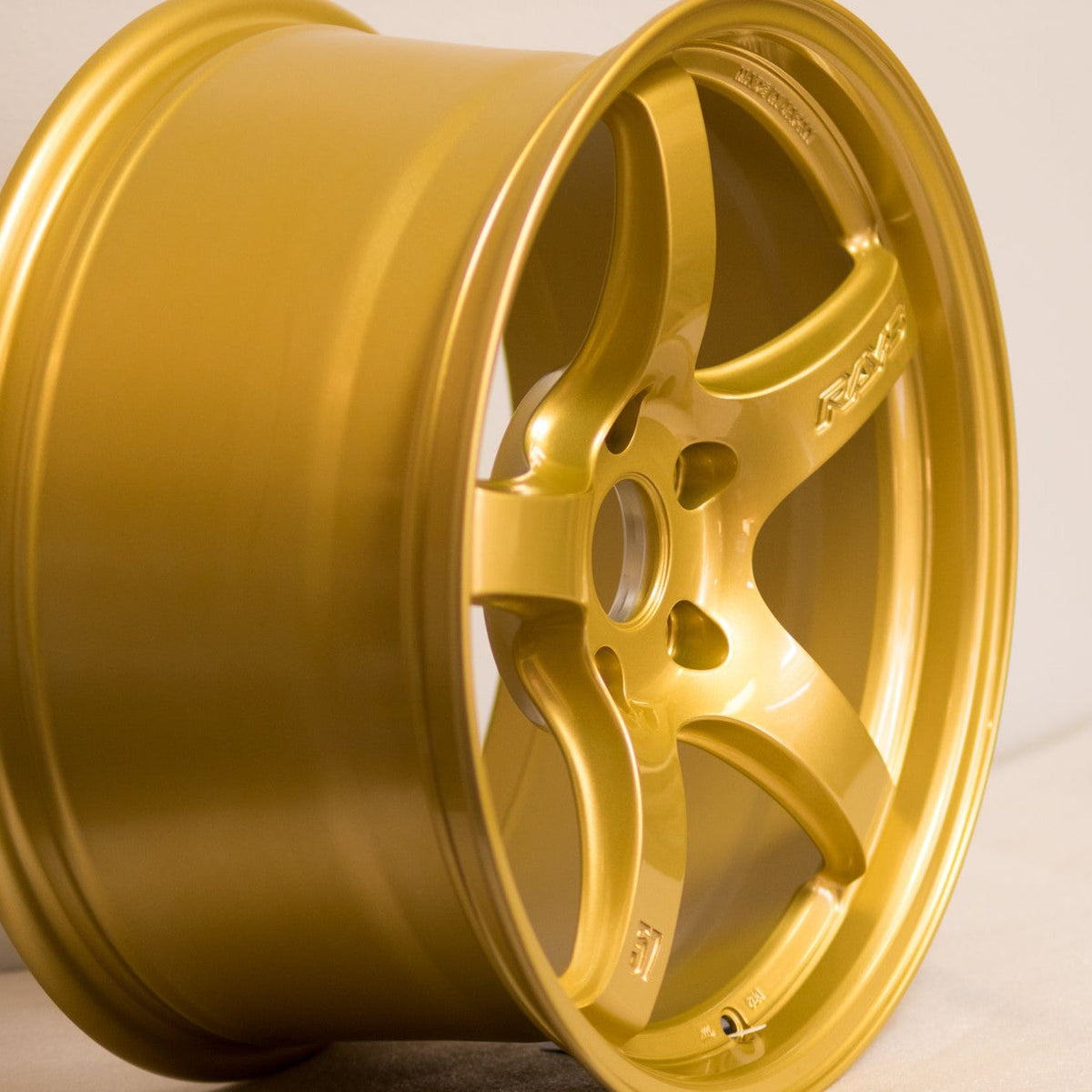 Gram Lights 57CR 17x9 +38 5x114.3 E8 Gold