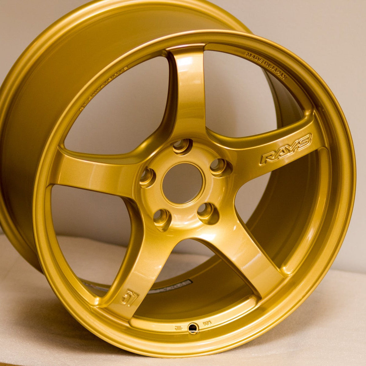 Gram Lights 57CR 17x9 +38 5x114.3 E8 Gold