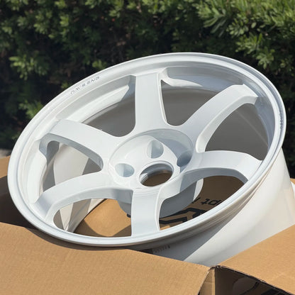 Volk Racing TE37 Saga SL 18x9.5 +22 5x114.3 Dash White (SET)