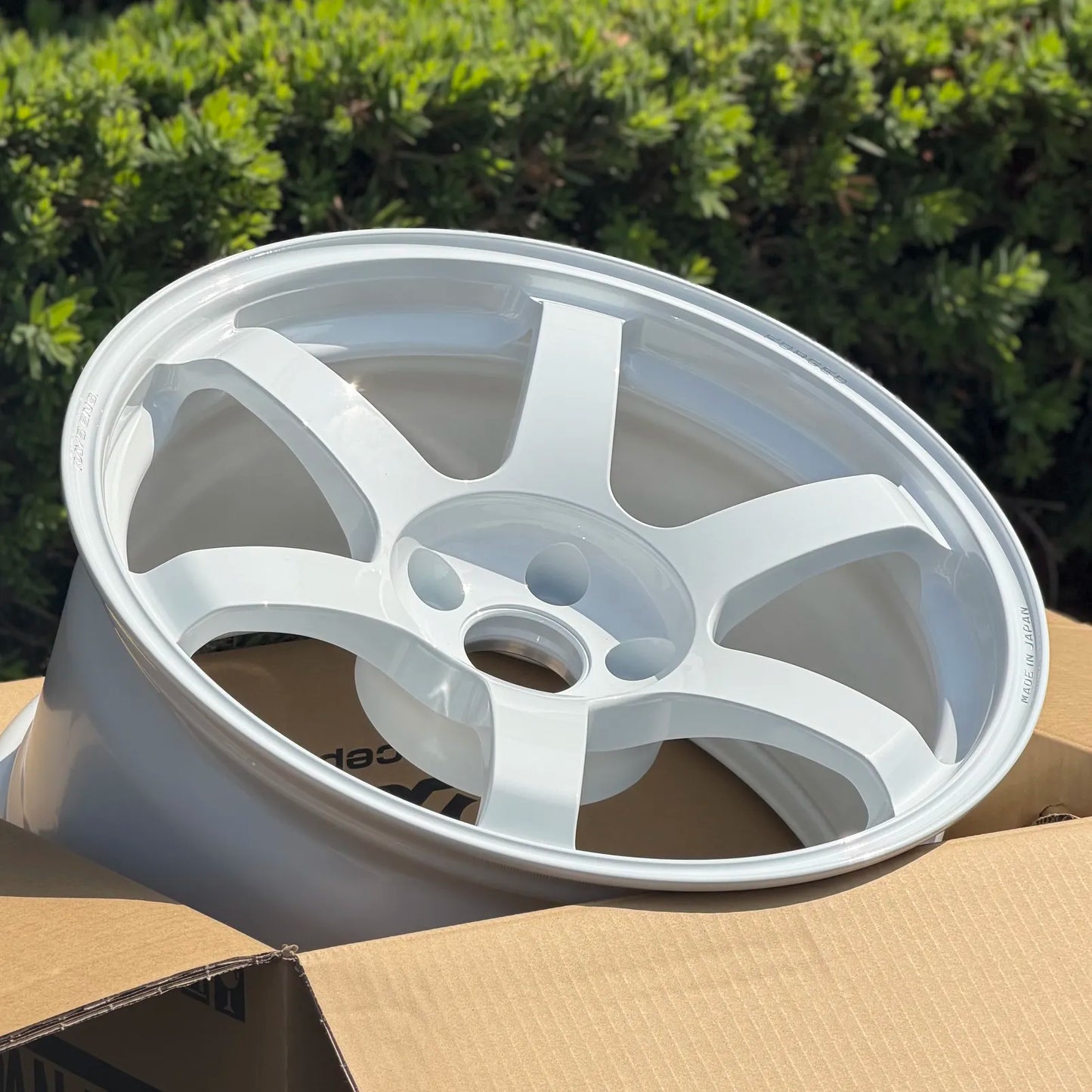 Volk Racing TE37 Saga SL 18x9.5 +22 5x114.3 Dash White (SET)