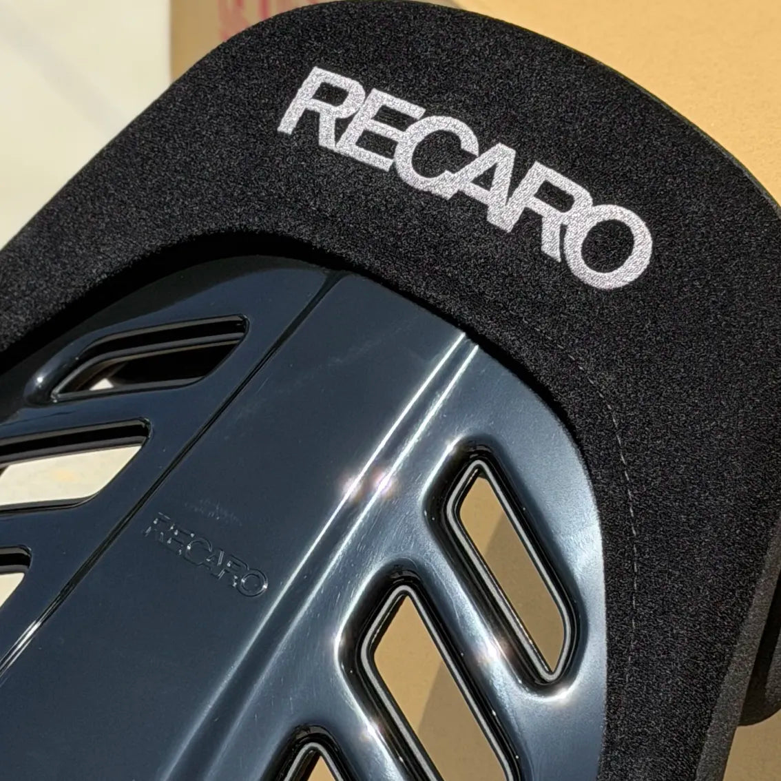 Recaro RSS BK (Large / FRP) - Kamui Black / Brilliant Mesh Red