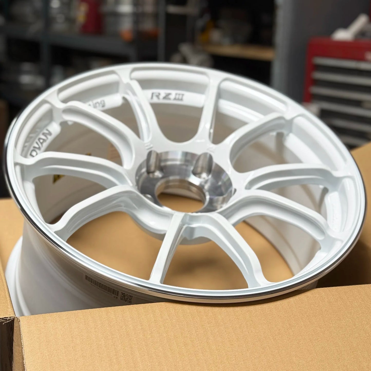 Advan RZIII 18x9.5 +45 5x120 Racing White Metallic & Diamond Cut (SET)