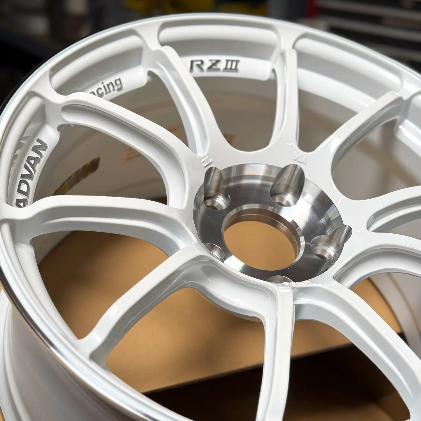 Advan RZIII 18x9.5 +45 5x120 Racing White Metallic & Diamond Cut (SET)