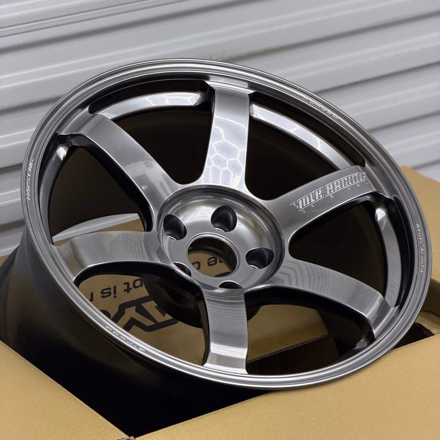 Volk Racing TE37 Saga S-Plus 18x10.5 +15 5x114.3 Shining Light Metal (SET)