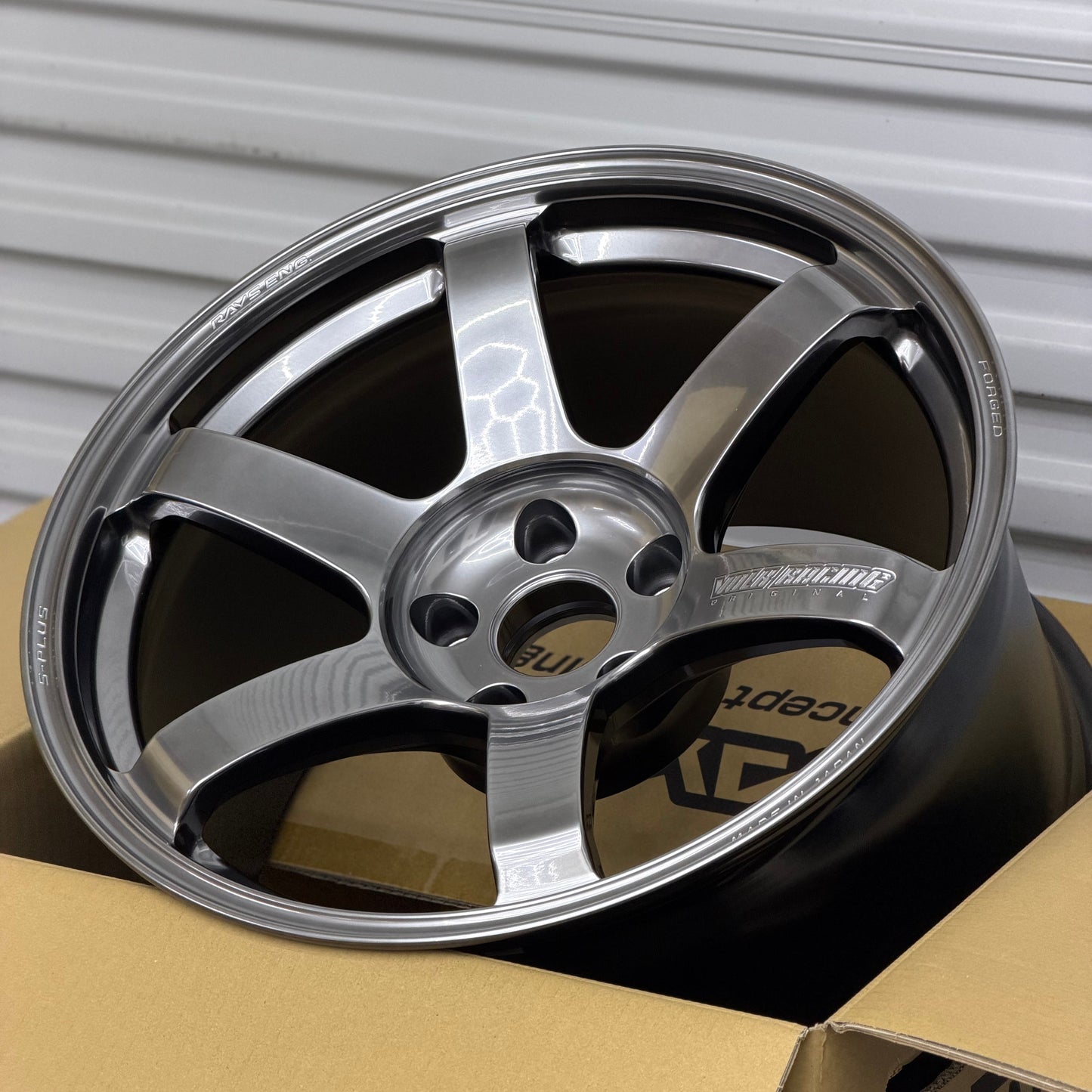 Volk Racing TE37 Saga S-Plus 18x10.5 +15 5x114.3 Shining Light Metal (SET)