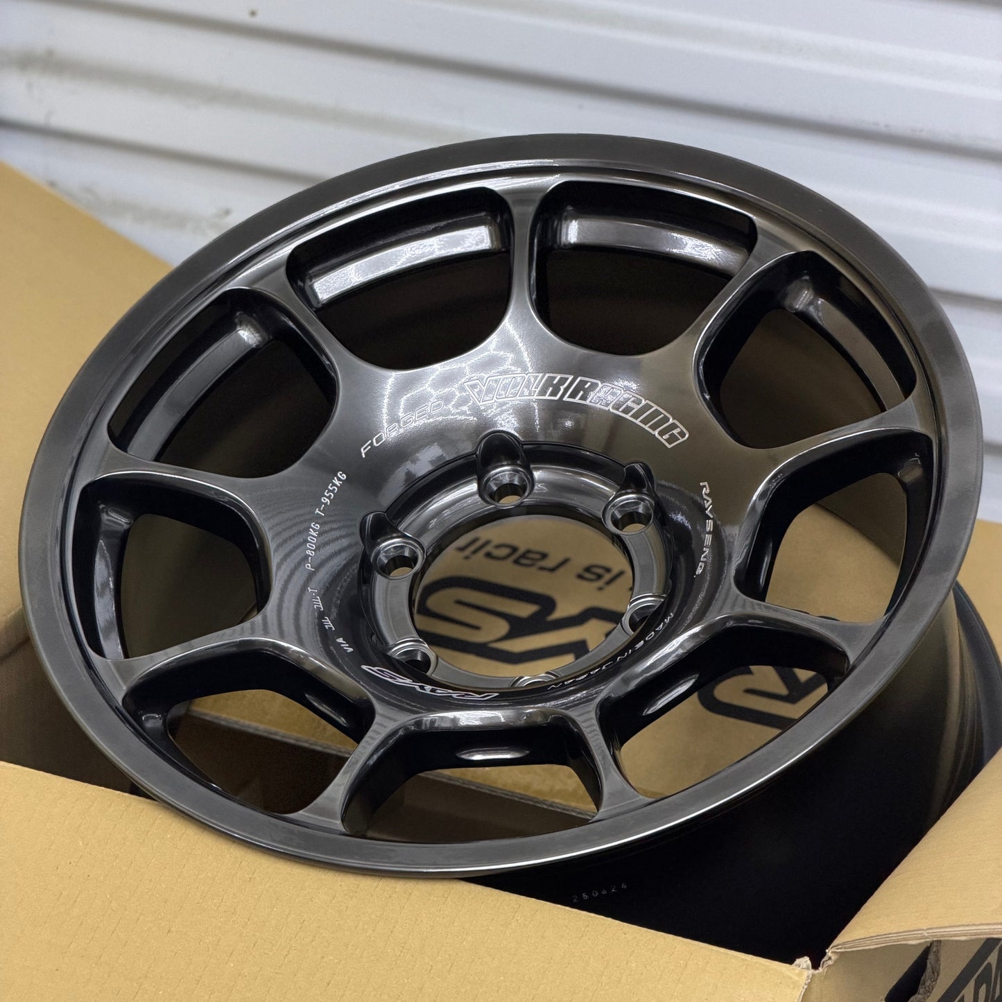 Volk Racing ZE40X 17x8.5 +15 6x139.7 Shining Black Metal (SET)