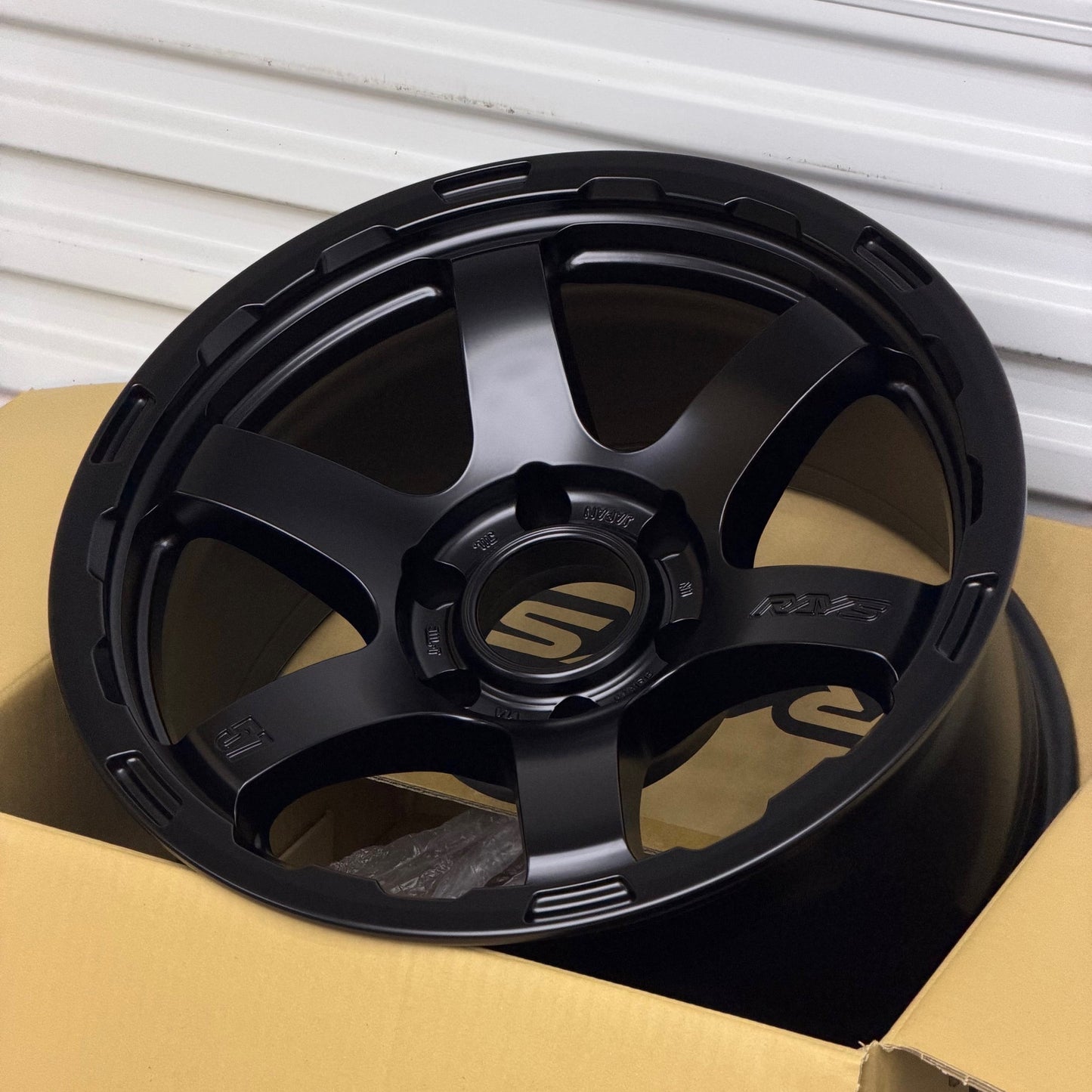 Gram Lights 57DR-X HD 18x9 +0 6x139.7 Semi Gloss Black (SET)