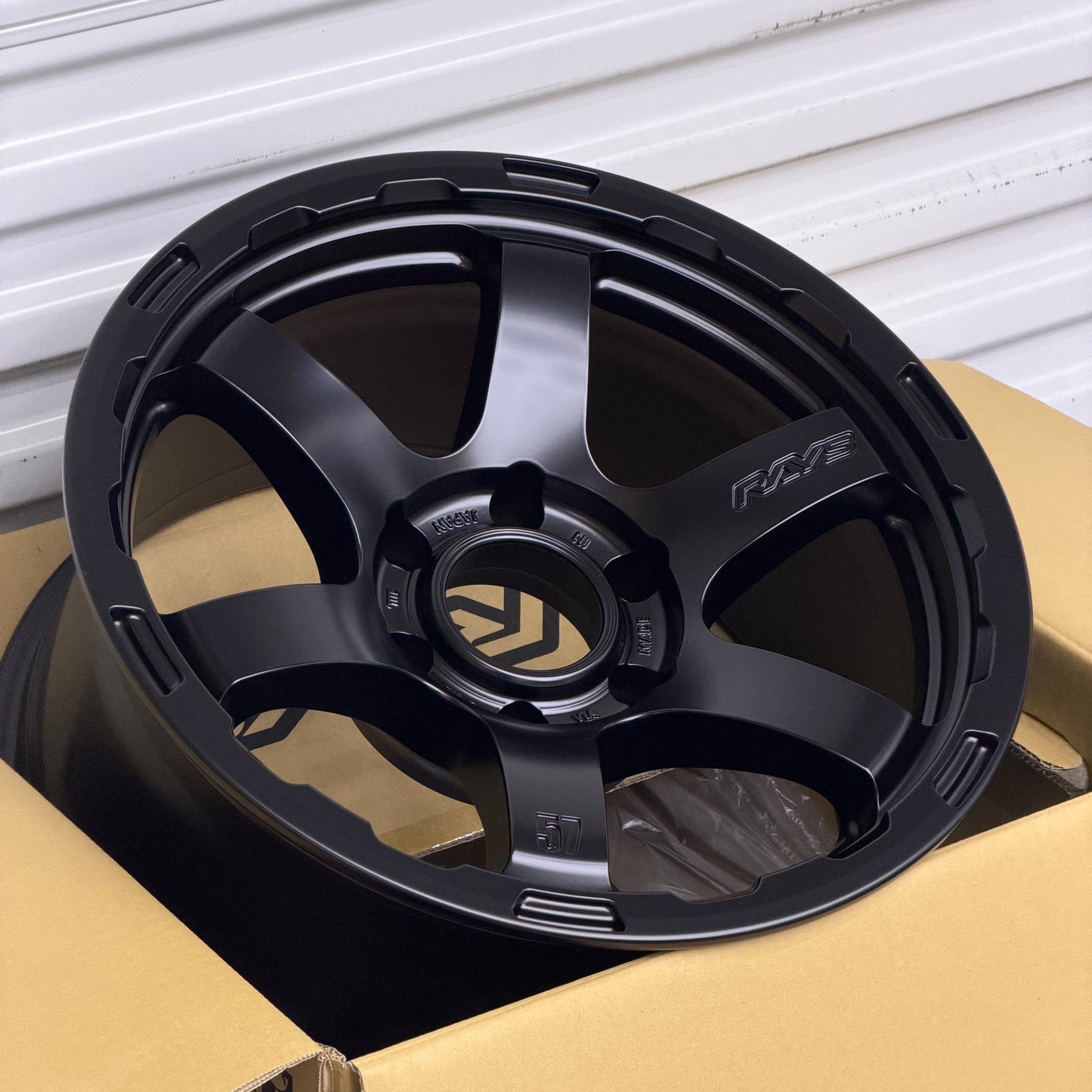 Gram Lights 57DR-X HD 18x9 +0 6x139.7 Semi Gloss Black (SET)