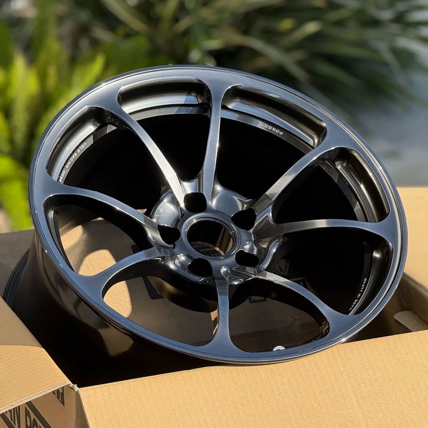 Volk Racing NE24 18x10.5 +15 5x114.3 Shining Black Metal (SET)