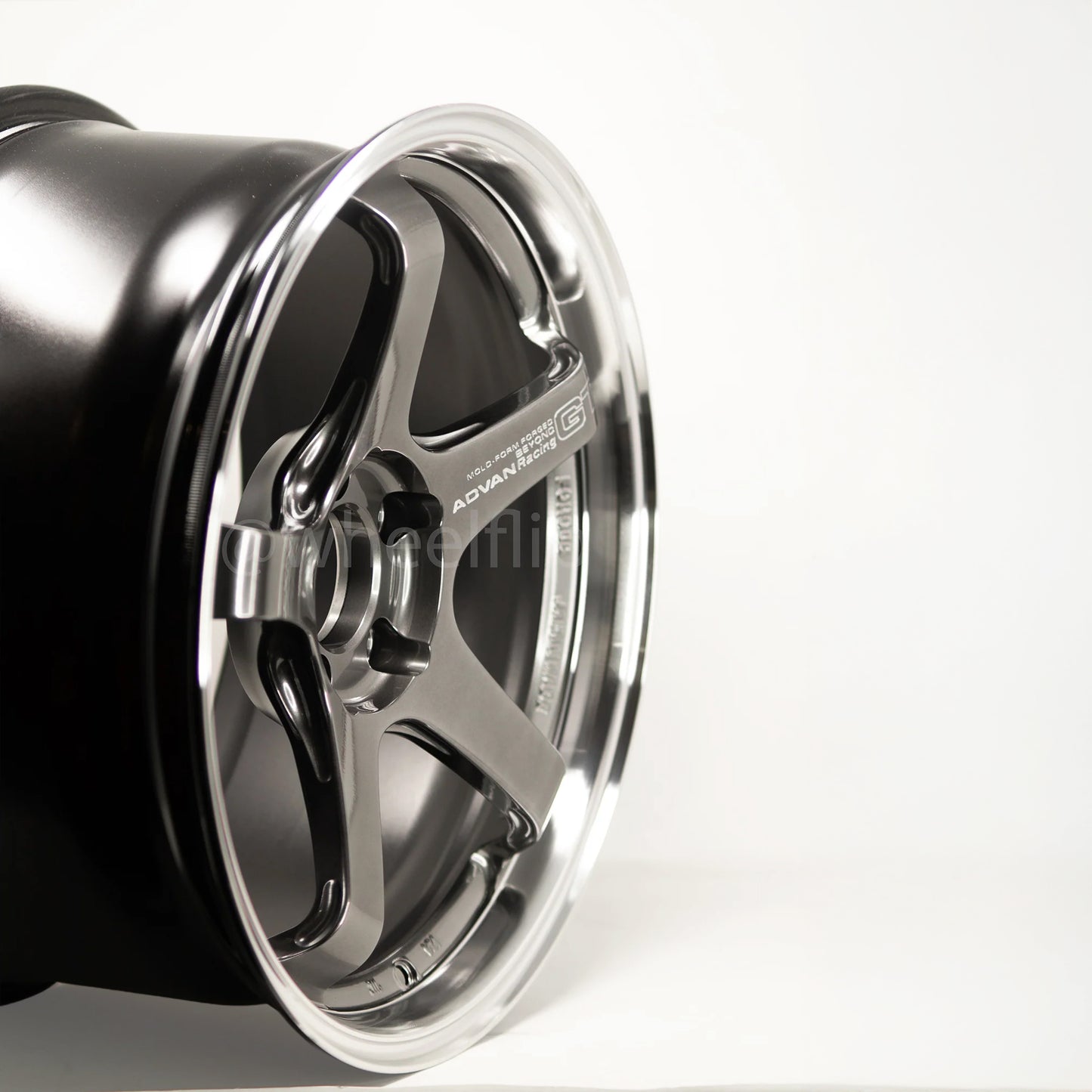 Advan GT Beyond 18x9.5 +45 5x114.3 Machining & Racing Hyper Black (SET)