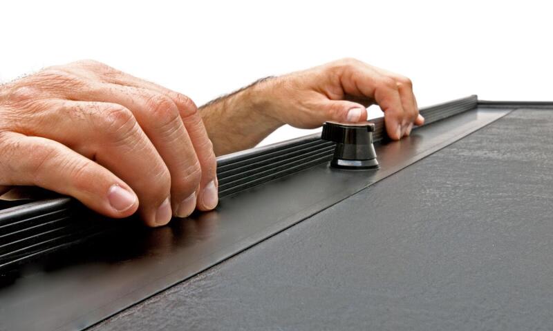 Roll-N-Lock M-Series Retractable Tonneau Cover | Silverado/Sierra 99-07 (LG206M)