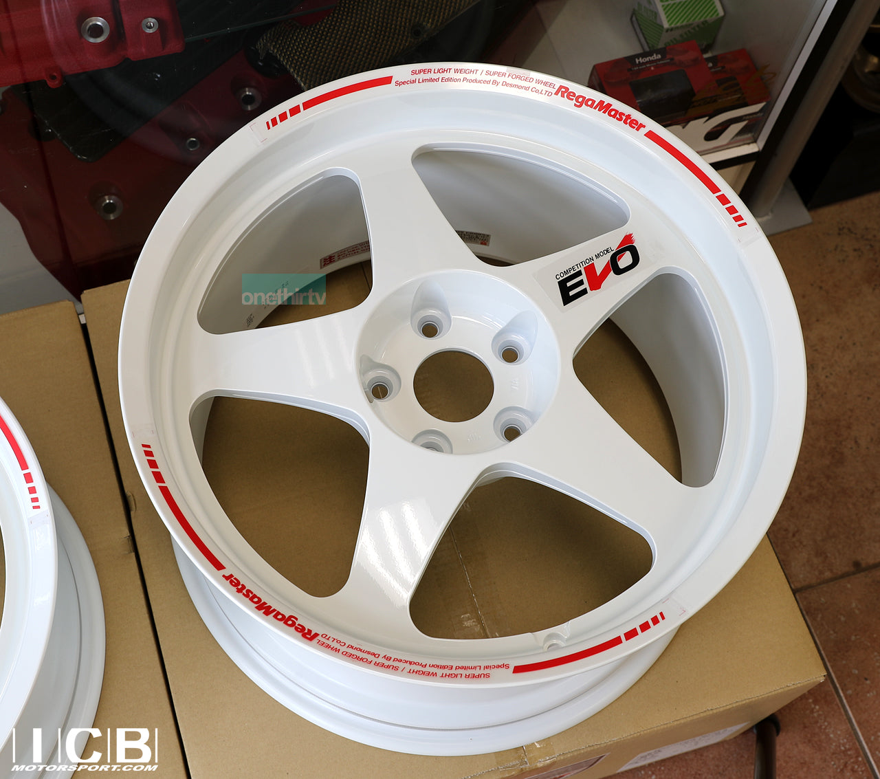 Desmond Regamaster EVO II Tarmac Model 18x9.5 +38 5x120 Gloss White (SET)