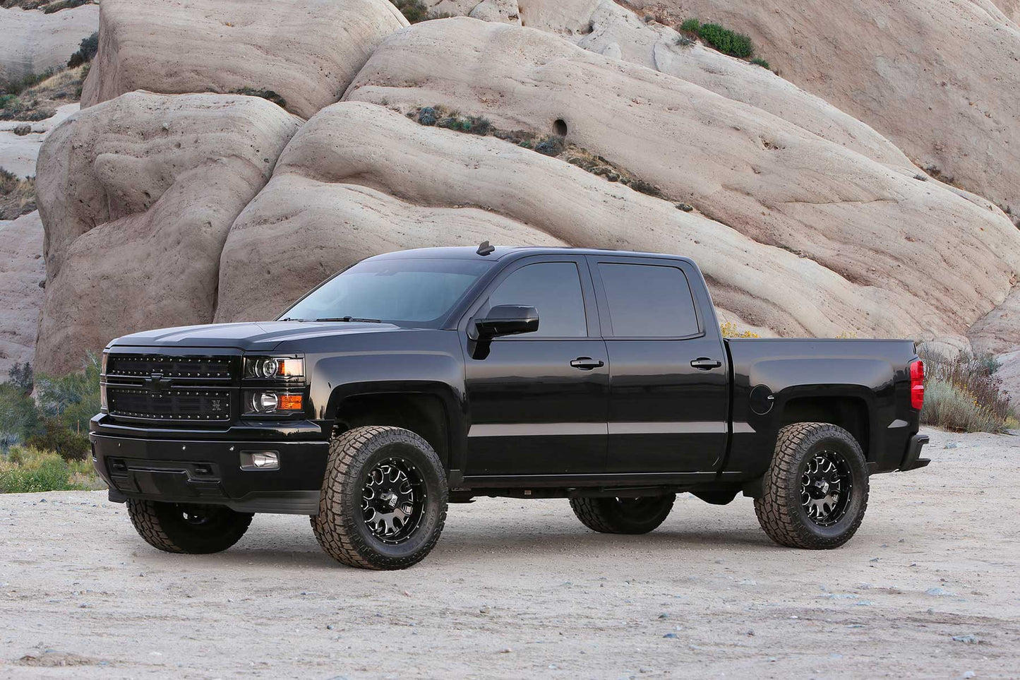 Fabtech 4" Basic System w/ Stealth w/ OE Forged Steel Upper Control Arms | GM C/K1500 Pickup (14-18) (K1116M)