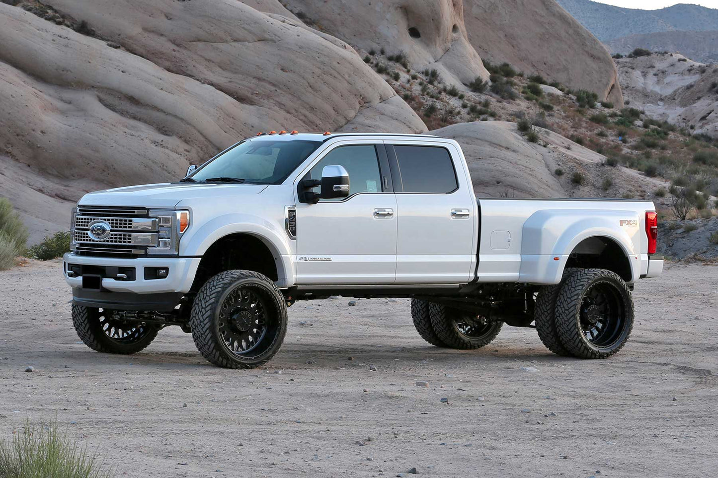 Fabtech 6in Rad Arm System w/ Coils & Performance Shocks | Ford F450/F550 4WD Diesel (19-20) (K2335)