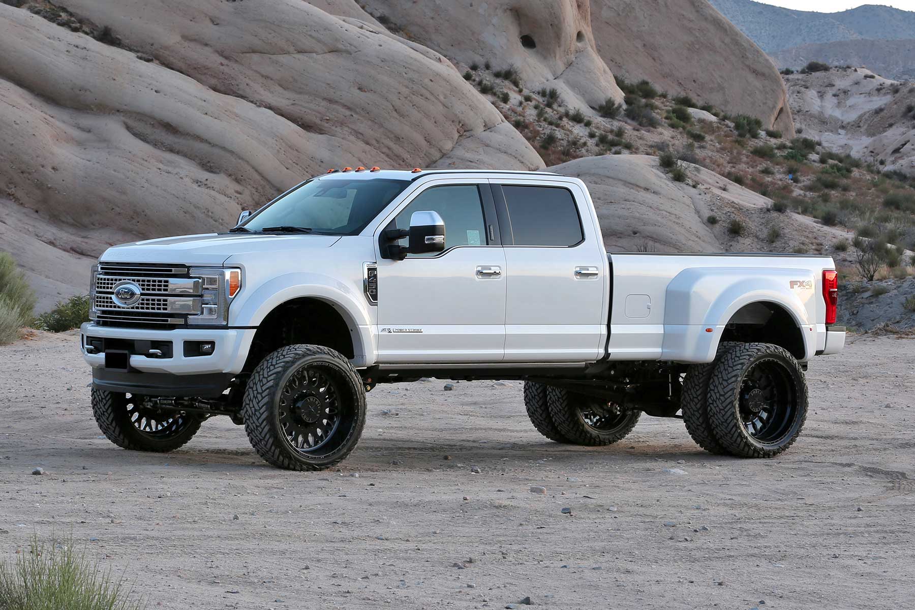 Fabtech 6in Rad Arm System w/ Coils & Performance Shocks | Ford F450/F550 4WD Diesel (19-20) (K2335)